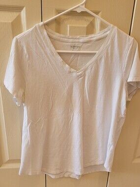 Old Navy Women's White V-Neck Short Sleeve Tee Size: LARGE